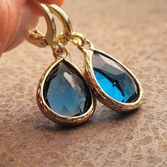 18k Tanzanite Earrings - Picture 5 of 5